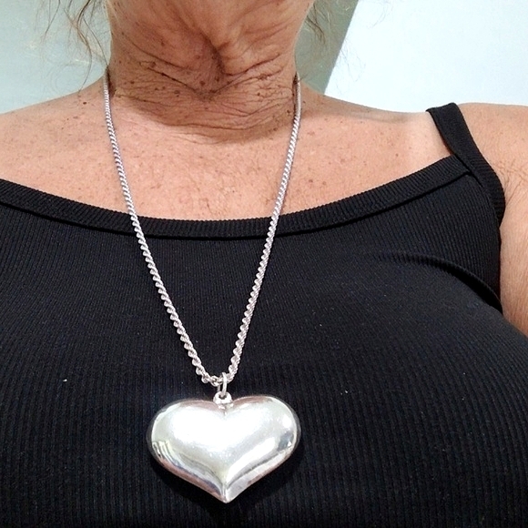 Elegant Sterling Silver Heart Pendant and Chain. - Picture 6 of 6